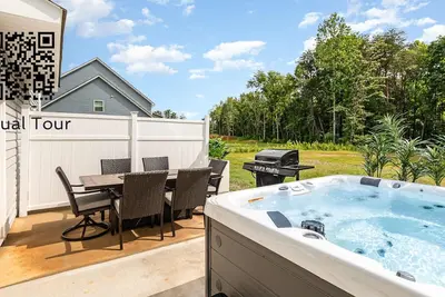 Image de New! King Suite~Hot Tub~8min 2 Downtown Denver
