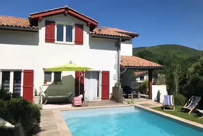 Image de Maison avec piscine entre mer et montagne