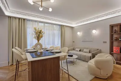 2 bedroom apartment in 8th arr with aircon