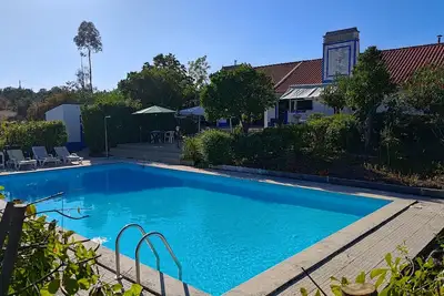 Image de Maison de campagne traditionnelle avec piscine privée