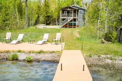 Image de LakeLife, 4q Bed, Wooded/Private, Kayaks, SpaShower, Luxe, Firepit, 2ndStoryDeck