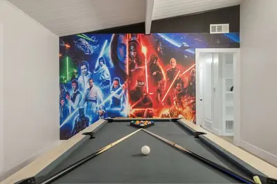Image de Lightsaber Lounge-Hot Tub-Billiards-10mnstoDisney