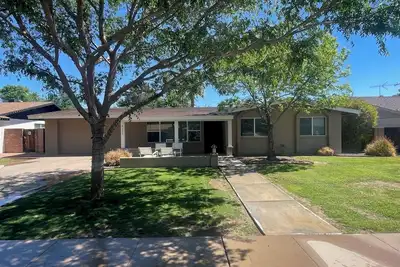 Centrally located Phoenix 4-bedroom with Sparkling Pool.