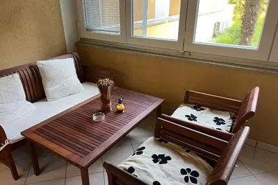 Quiet apt in Portorož with WiFi, Ac, kitchen, terrace & parking, 2 min from sea.