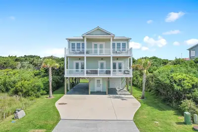 Image de 4-bedroom house with room for 2 families in peaceful Oak Island with WiFi, Ac