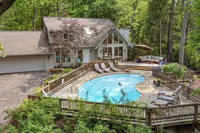 Image de Juniper Presents: Treehouse Oasis w/ Pool, Hot Tub, Fire Pit + Walk to Beach
