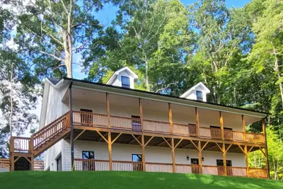 Image de Explore our Modern 4br—stylish, pet-friendly, and perfect for comfortable travel