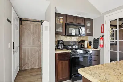 Image de Whispering Oak Cabin - Charming 3-bedroom cabin in beautiful Green Valley Lake