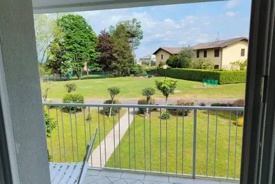 Image de 5 minutes from the lake house with garden in residence with swimming pool