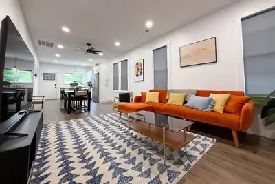 Image de Modern Cargo District Gem | Walk to Shops & Downtown | King Bed