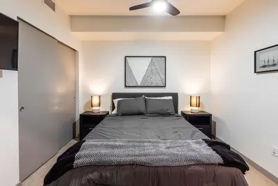Image de 1 bdrm modern, Pool, Gym, Minutes to Downtown, Trails, & Stadium
