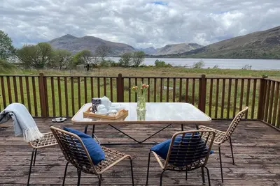 Image de Lochside Luxury. Wood burning stove. Huge deck. En-suite. Lots of parking.