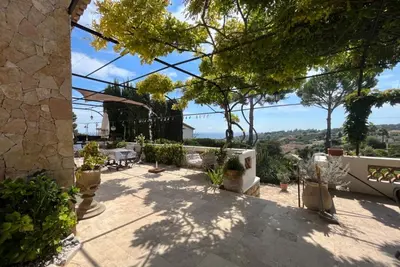 Image de Le Mas des iris, grande piscine, vue mer panoramique cap d'Antibes Plages à 5 mn