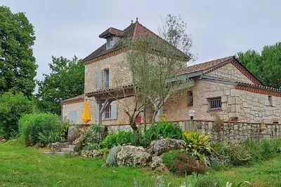 Image de Maison de charme avec pigeonnier, piscine et jardin.
