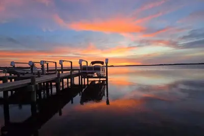 Image de Coastal Swan 2. 0\nCharming waterfront king Boutique studio in peaceful Swansboro.