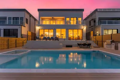 Image de New Luxury 4, 000 Sf Waterfront Home w/Pool, Sleeps 22