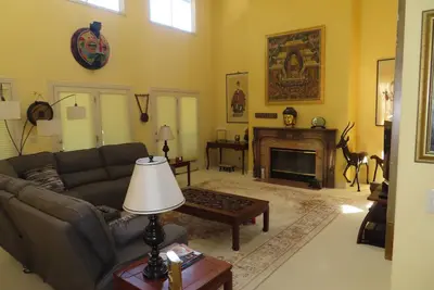 Image de Charming quiet single story home amongst coast live oak trees in gated community