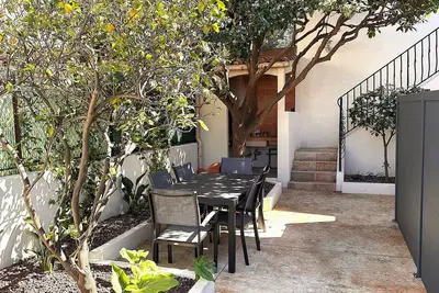 Image de Logement de grand Standing proche Mer avec Terrasse & Cour privative verdoyante