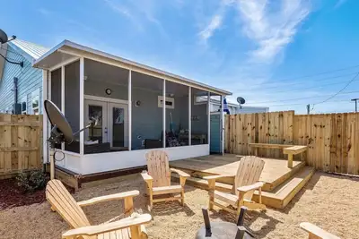 Image de Cozy Coastal Getaway! Dog Friendly! Fire Pit! Sleeps 6