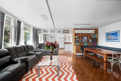 Image de 5-bedroom suite w/ private kitchen & bathrooms