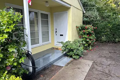 Image de Mellow Yellow pet friendly 3-bedroom charmer in Menlo Park.