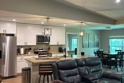 Image de Available month of July. 3-bedroom townhome in Williamsburg. Pet friendly