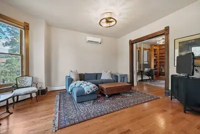 Image de Centrally Located Victorian Home Near Downtown