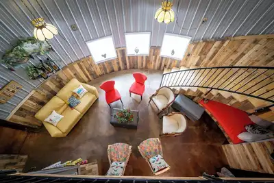 Image de Hermann Grain Bins Bnb and Retreat Center Guest Grain Bin Foghorn Leghorn is a 2 story 30 plus foot grain bin with two distinct levels. Main level contains two queen beds, living room and full bathroom. Balcony Level contains queen bunk bed and ful