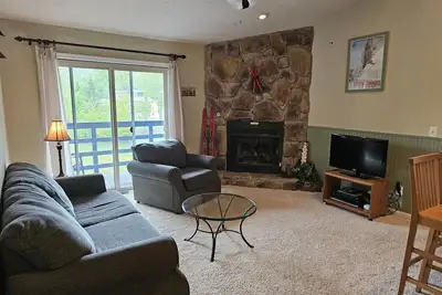 Image de Experience ‘Mountain Charm’ | Vaulted Ceilings, Fireplace & Walk-to-Slopes Access in Canaan Valley