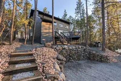 Image de Perfect Pair: 2 New Homes, Large Groups, Across the Street from Each Other