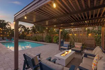 Image de 🏝 4br Tropical Oasis w/ Heated Pool + Game Room + 10 Min to Anna Maria and Img