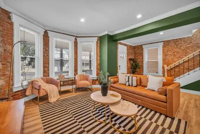 5 min to Downtown, King Suite, Pet Friendly