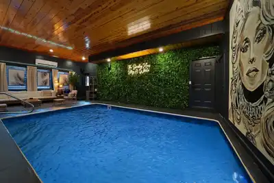 Image de 6-bedroom Luxury Cabin with Pool, Climbing Wall, Hot Tub, and 80s Game Room