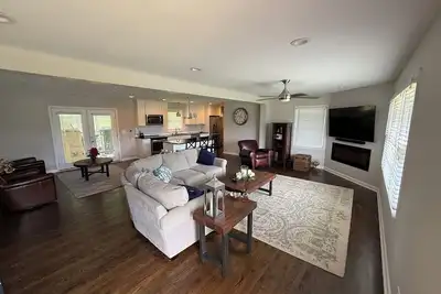 Image de Stylish, Fully Remodeled 3 Bed/2 Bath Home - Boiling Springs family neighborhood