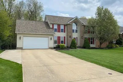 Image de Your home retreat nestled in a small quiet tree-lined neighborhood.