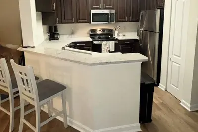 Image de Modern Condo close to beaches with pool, walkable restaurants and brewery