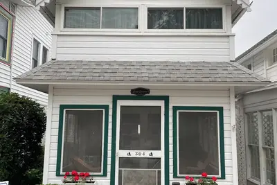 Image de Lovely in-town Lakeside cottage with WiFi, 3 bedrooms for a relaxing getaway