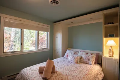 Image de 5-bedroom house with a boathouse and flat yard directly on Lovell Lake