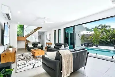 Image de Luxury Escape to Villa Lika - Stay at Palm Cove - Heated Pool - Ocean breezes