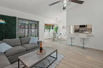 Image de Modern & Beachy 3bd/2bth Largo Escape!