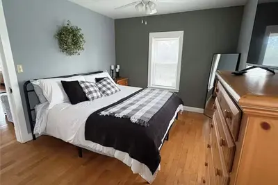 Image de Charming 3-bedroom lakeside cottage on Stockton Lake with game room and hot tub.