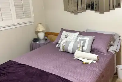 Image de Studio with private entrance and pool area