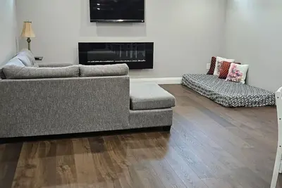 Image de Modern one bedroom apartment by the lake.