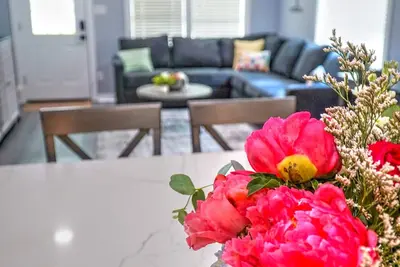Image de Newly renovated 3b/2Bath house in historic League City, walkable to shops & Food