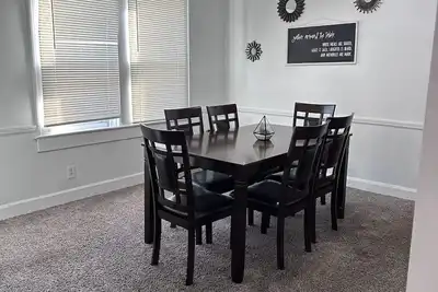 Image de Quiet area close to downtown! 3 bedroom 2 bath sleeps 7!