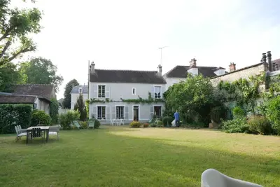 Image de A 200 mètres du château, charmante maison familiale avec dépendance et jardin