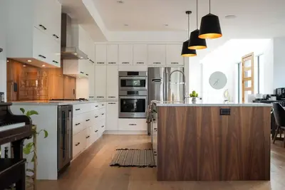 Image de Stay steps from Rotary Beach in a modern semi lakefront home in Lower Mission. You get lake views, a fenced yard, king primary with balcony, bright living spaces, wine fridge, garage parking & easy walks to cafés, resorts, beaches & trails.