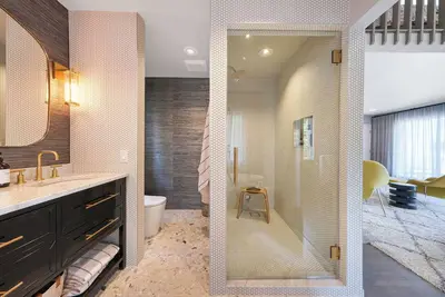 Image de Stunning vacation rental East Patchogue New York with pool and hot tub.