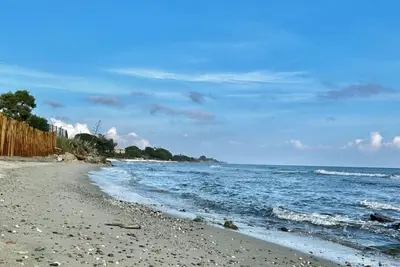 Image de Appartement les pieds dans l'eau avec piscine et accès privé à la plage.