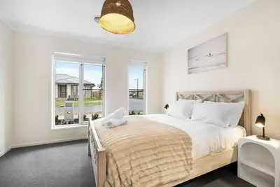 Image de Stylish & Simple 3br Mount Duneed Home
